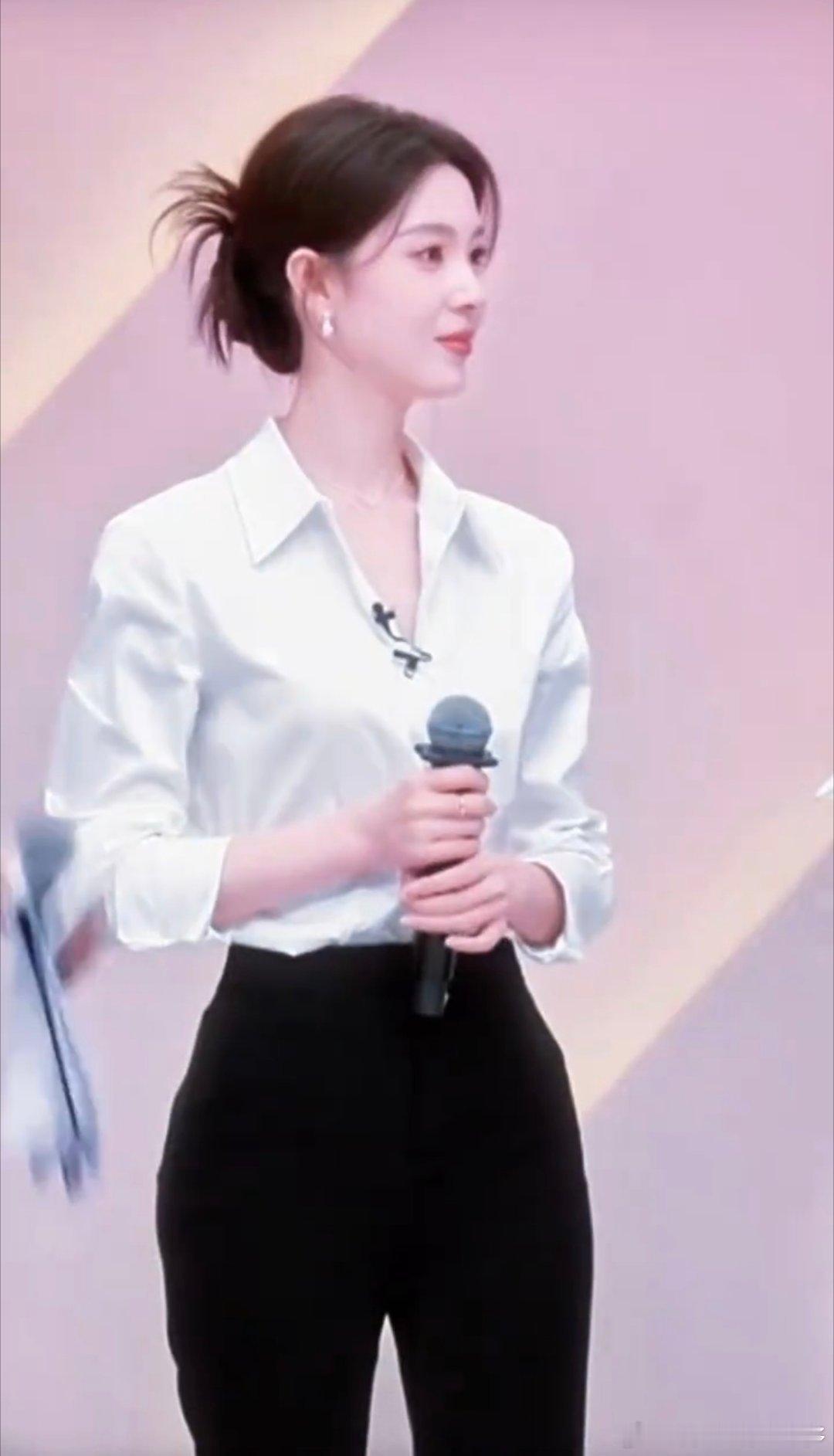 陈瑶这身像是来收购的 一身利落造型加持，陈瑶气场直接翻倍，清冷美艳兼具干练感，网