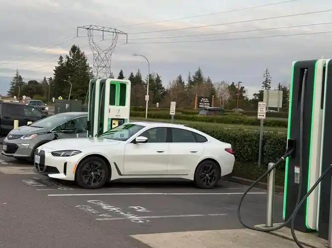 现在特朗普，估计肠子都悔青了。中东战火彻底把全球油价推向了失控的深渊，老百姓连车