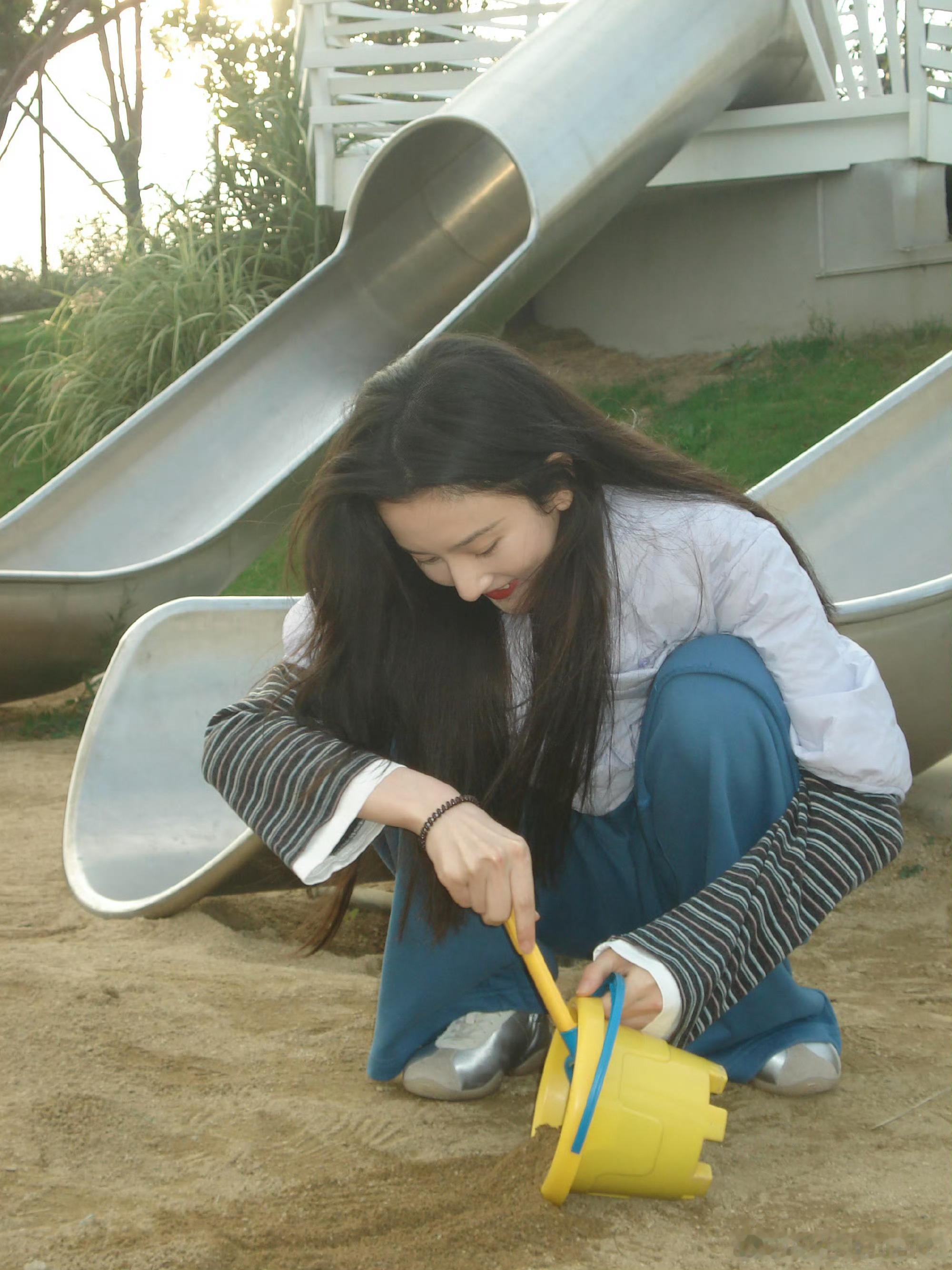 宋祖儿滑滑梯祖儿晒图啦！去滑滑梯和荡秋千啦！宝宝你太可爱啦！美萌美萌哒