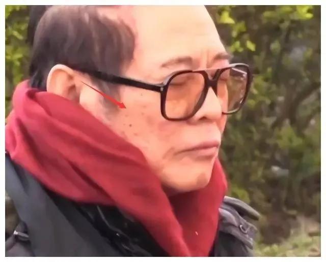 近日，李连杰晒出了躺在病床上的照片成为了热搜！网友也是纷纷猜测身体到底怎么了？不