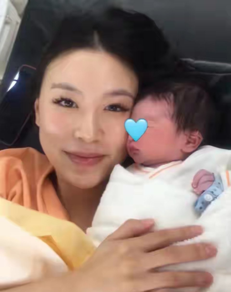 高以翔前女友官宣产子！丈夫抱娃画面温馨，Bella10分钟超快顺产 
