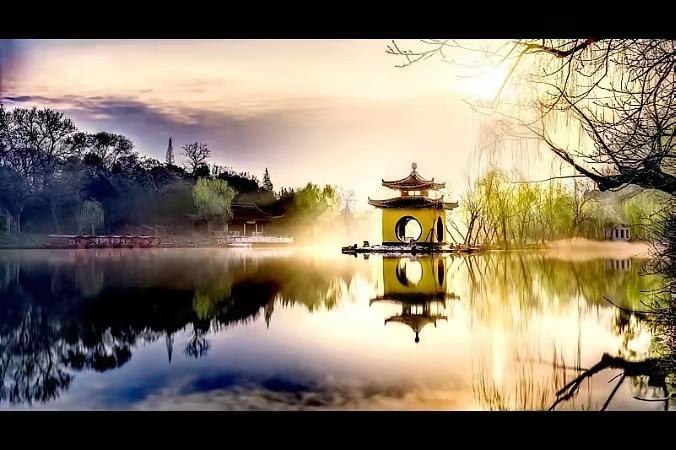 活一辈子，“爱你老己”还是“顾家尽责”，这真是个难题。现在享乐观念流行，很多人觉