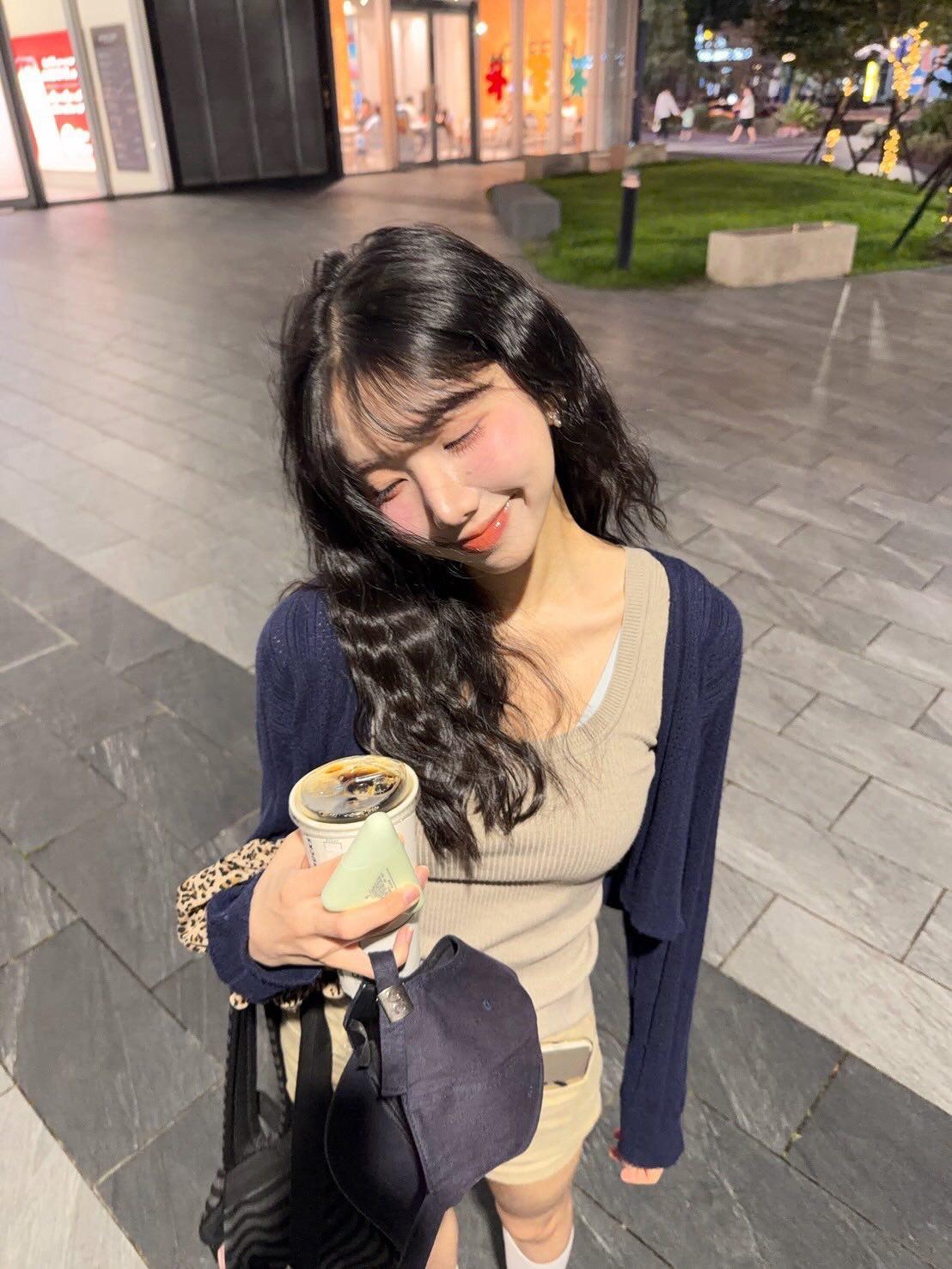 這樣看得出是美女的手嗎 看不出來沒關係 用聞的也可以知道😎💅