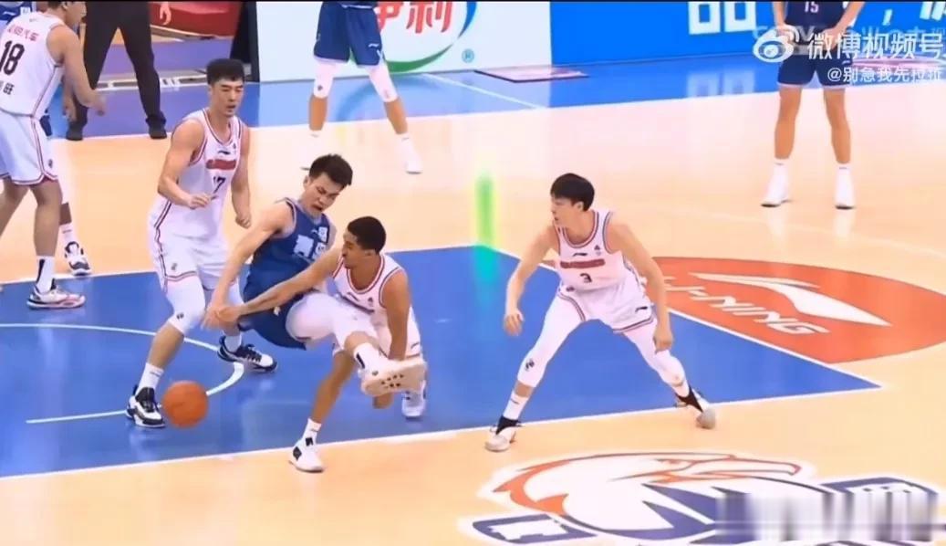 沃特斯打球真脏！跟广东队绝配！
先是扫堂腿，再上手，王睿泽也是命大！
#cba之