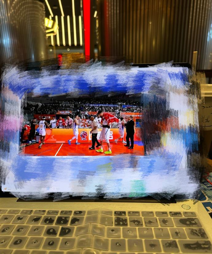 人在澳门，但这比赛也得盯紧了呀！毕竟赵睿终于要复出了，光想这消息就让人激动得不行