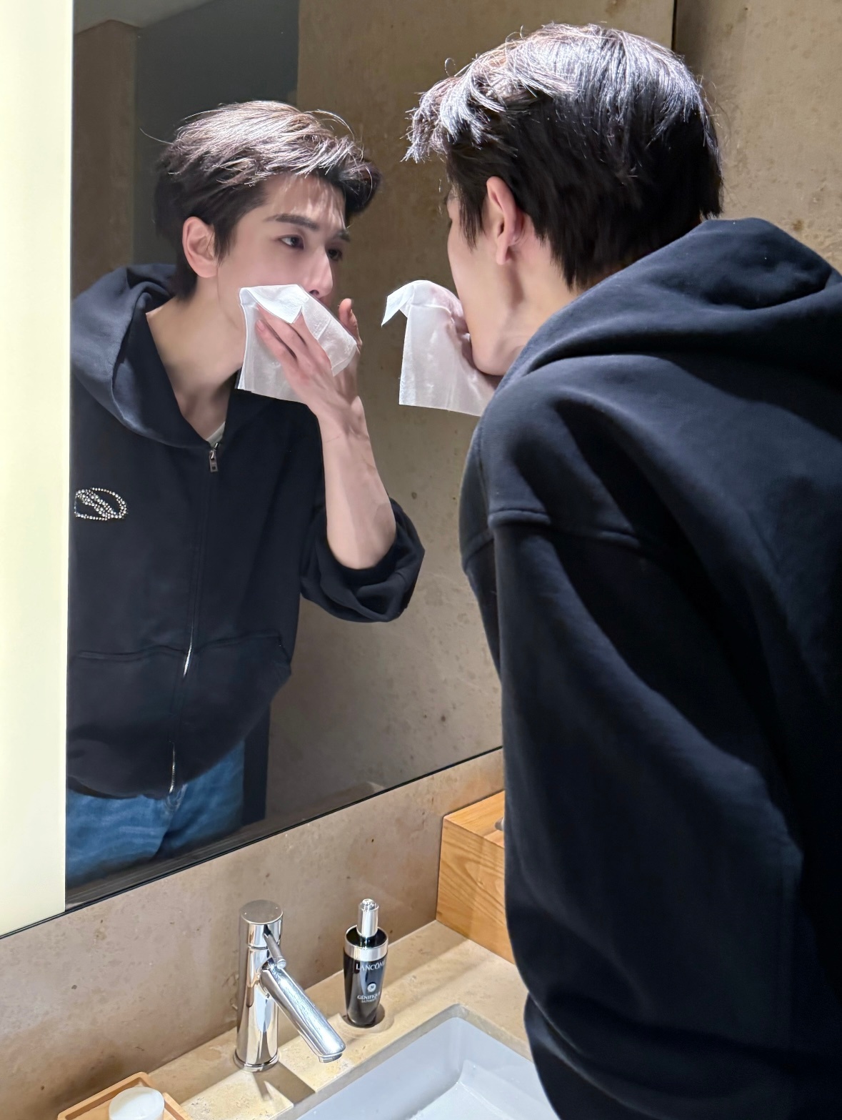 张凌赫这两张照片完全是女友视角