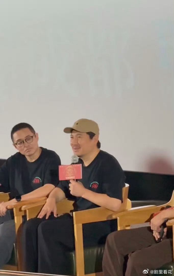 沈腾在龙餐馆上班入戏下班出戏😌沉浸式完成沉重戏份，路演接观众提问，轻松化解现场