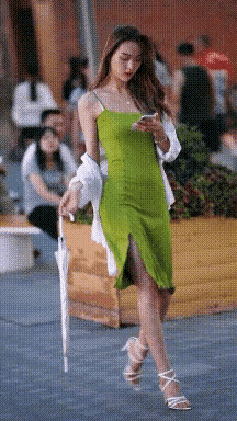美女，你这把小伞，是遮挡不住你的身材的，把伞丢了，你跟我走不是更好吗。