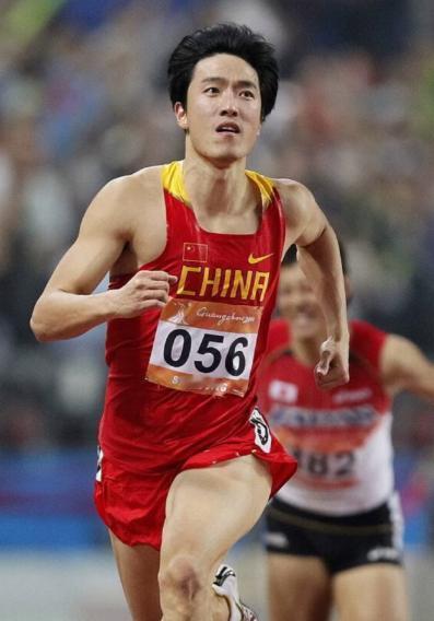 当年刘翔夺得冠军，上海市一开发商大方送给他两套位于上海黄金地段的房产，刘翔领到奖