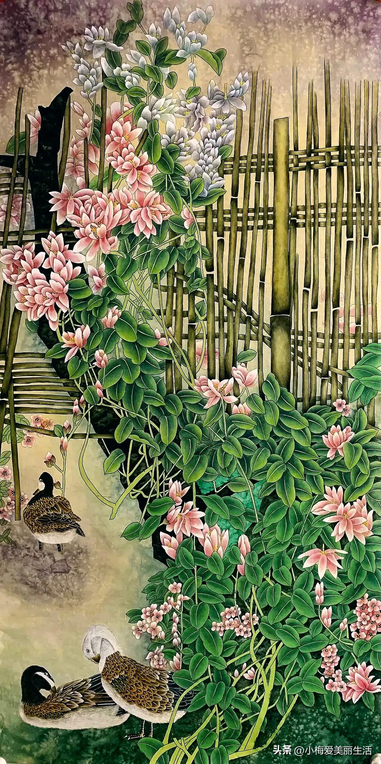 竹篱花影里，野鸭戏水间。