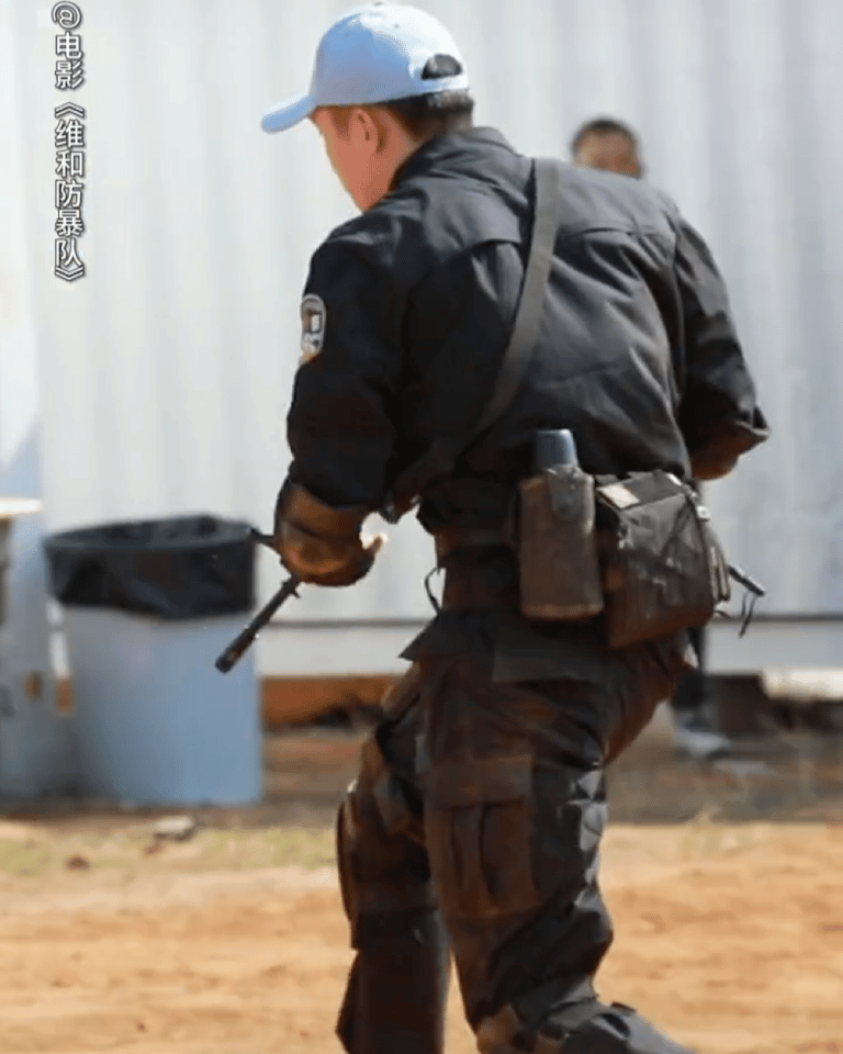 #黄景瑜内娱单独一个赛道#-#黄景瑜兵张力# 不愧是在内娱服兵役的男人，通过作品