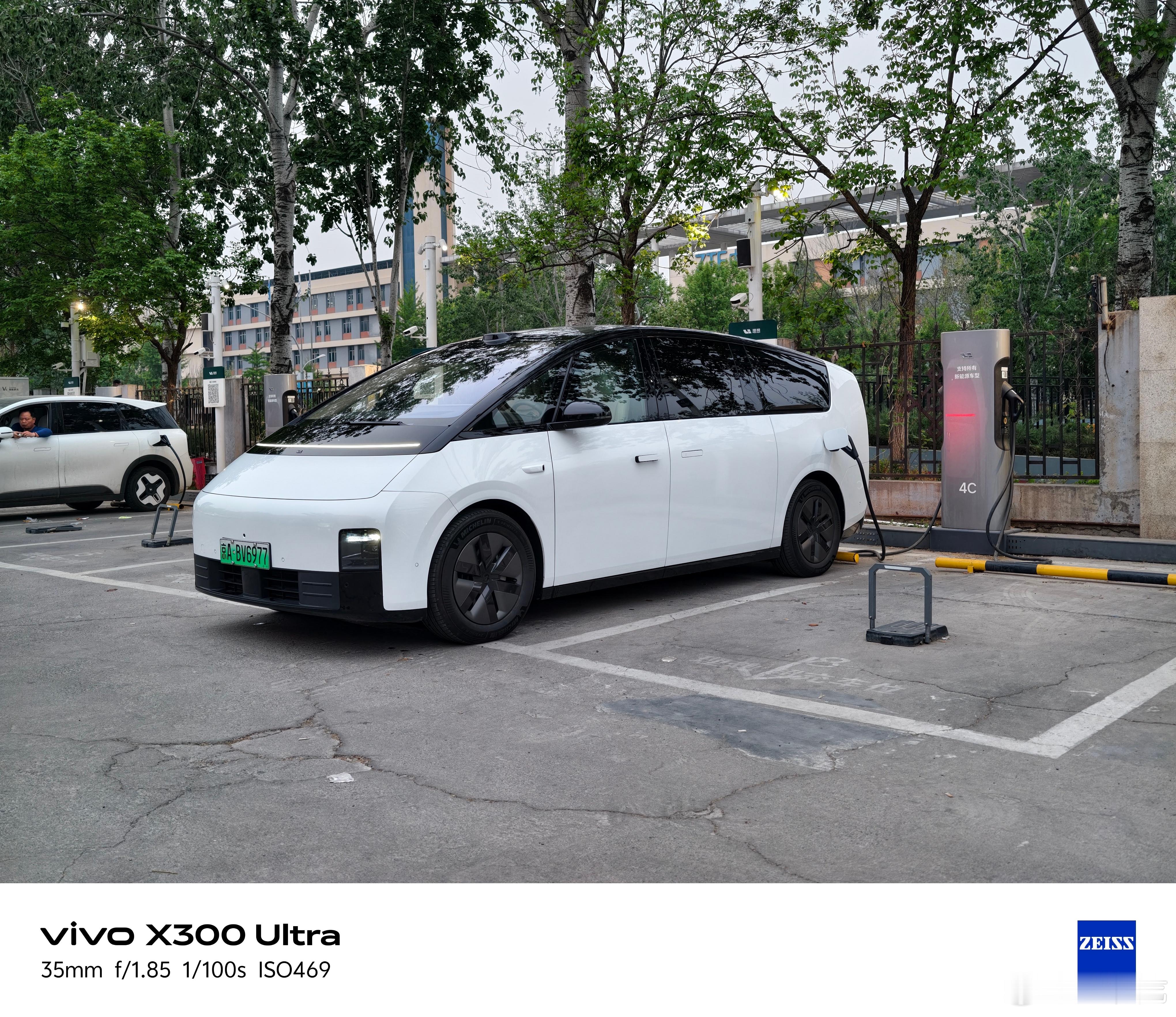 感谢老婆百里迢迢送来理想MEGA，花10分钟充个电，晚上去京城拜访下客户。