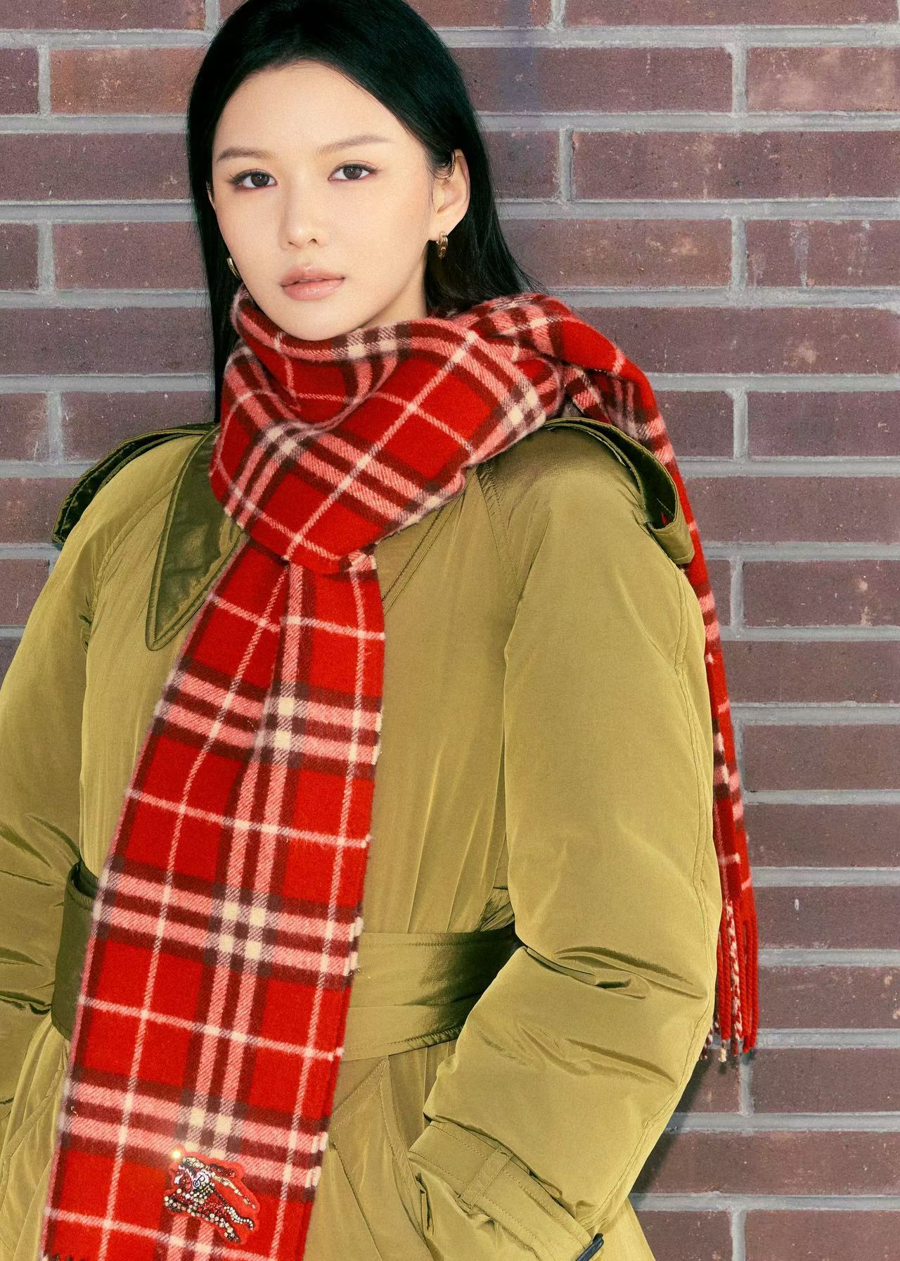 又见品牌押宝新人花🈶 演员周子玄受邀亮相Burberry崇礼活动，黑长直发型简