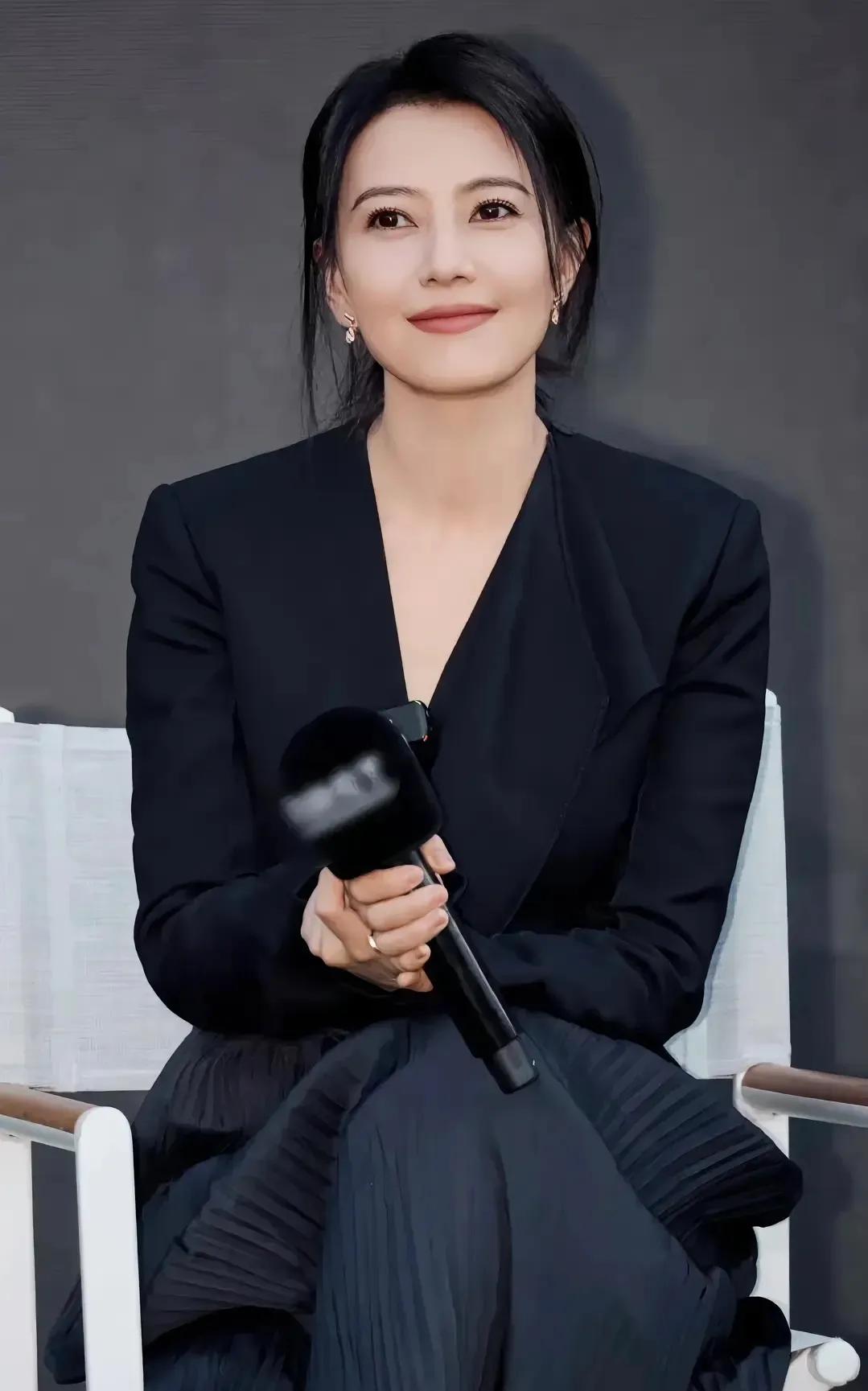 高圆圆真的好自信呀，穿黑色西服亮相活动，妆容清新淡雅格外自然。
终于明白为什么高