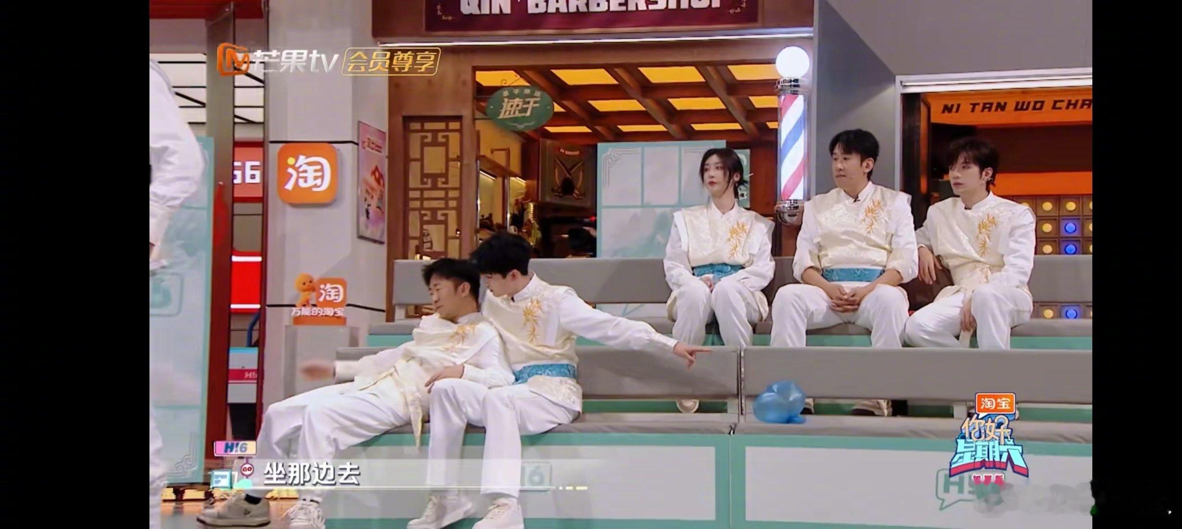 杨洋手动闭麦杨迪 你好星期六《你好星期六》 杨洋怕杨迪透题，上演严防死守，胜负欲