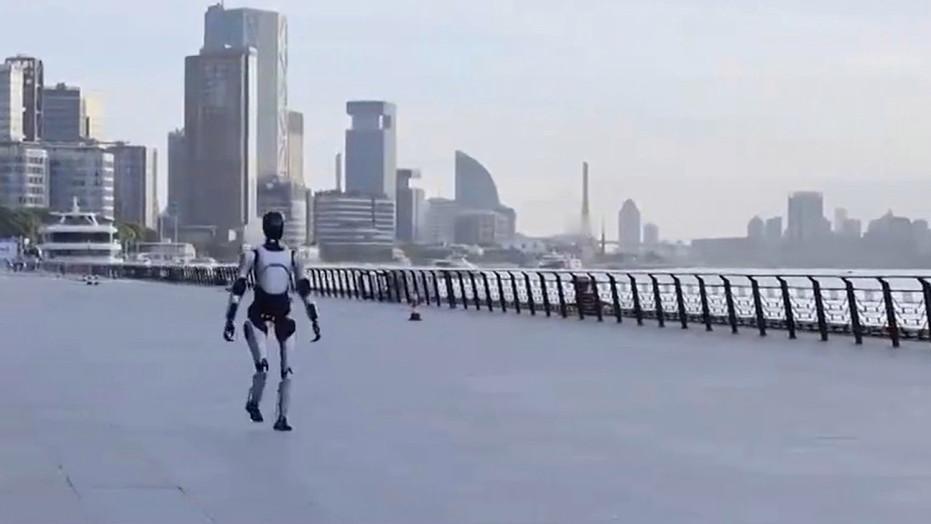 上海智元机器人公司研发的远征A2人形机器人成功完成了从苏州金鸡湖东方之门到上海外