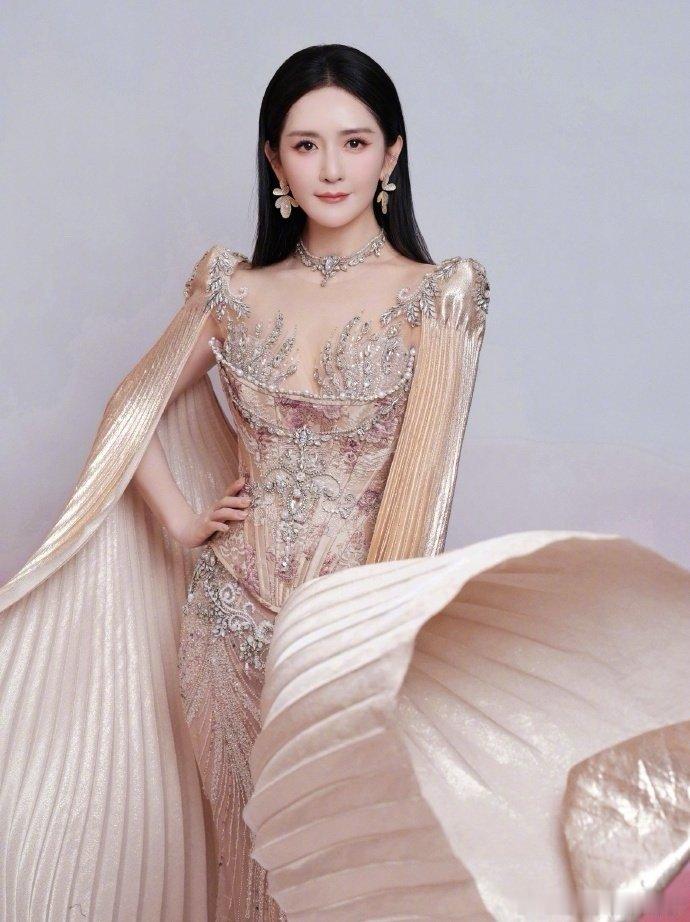 谢娜回应早期艺名 娜姐回应早期艺名叫叶子，称:“叶子向阳而生，蜕变成为太阳女神 