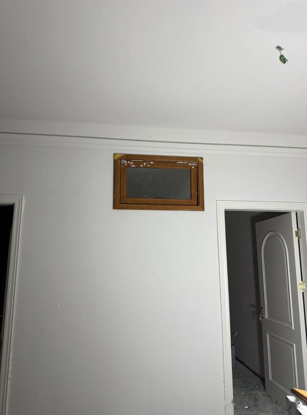 这是胡桃色吗？请问商家睡得着吗？
家里有个小房间是暗室，这个房间是隔出来的，没有