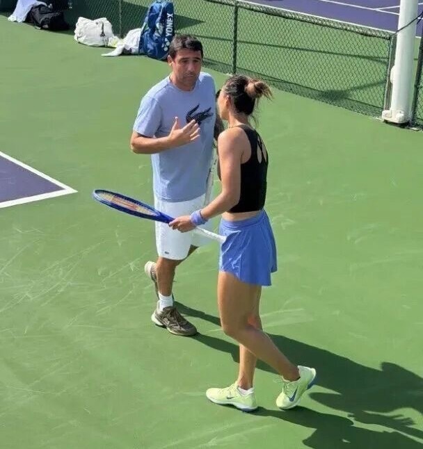 郑钦文与巴格达蒂斯合作 有细心的网友发现，郑钦文的视频中出现了塞浦路斯名将巴格达