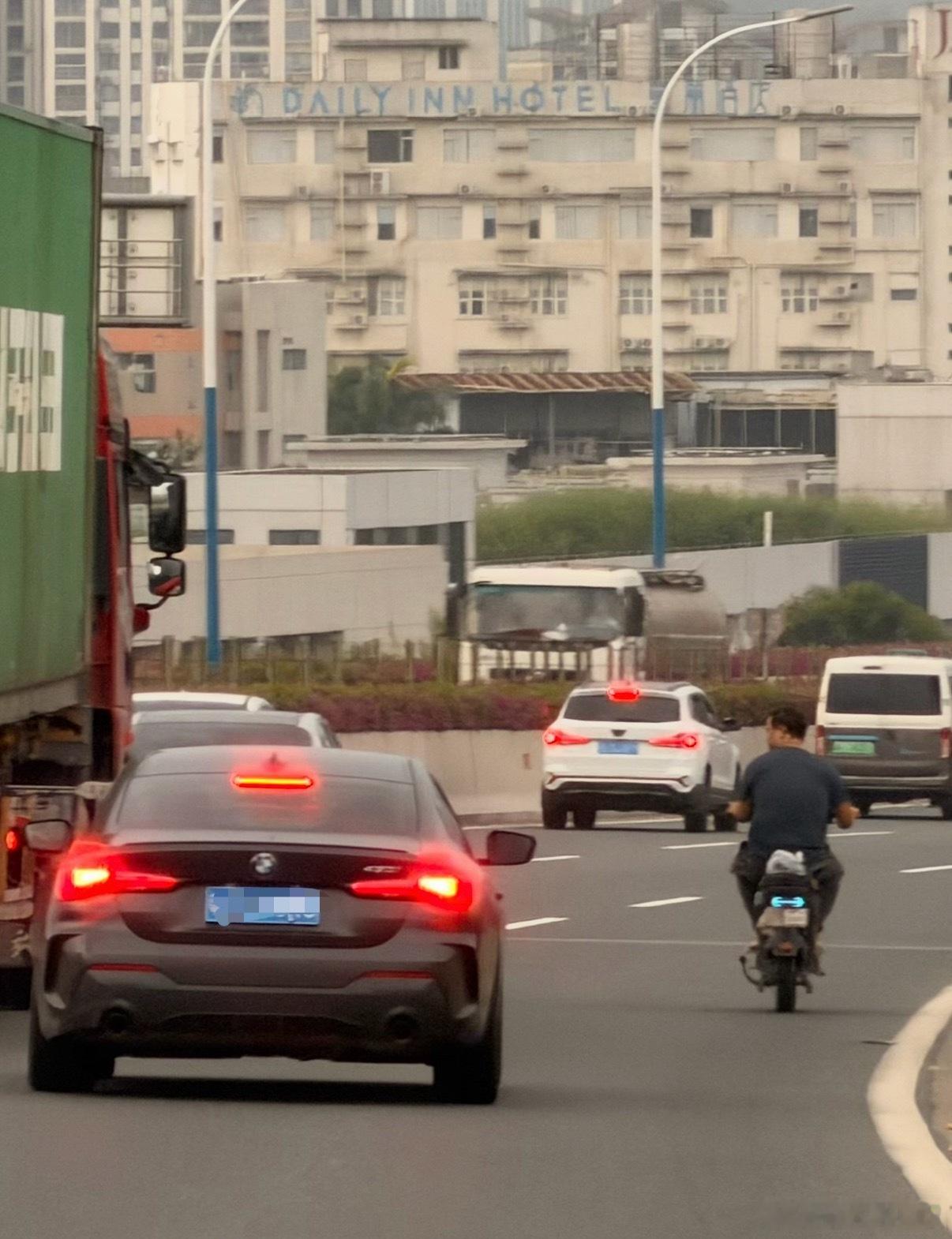 有些人，无论经过多少次事故提醒他都是依然我行我素骑着电瓶车行驶在快速路、高架、干