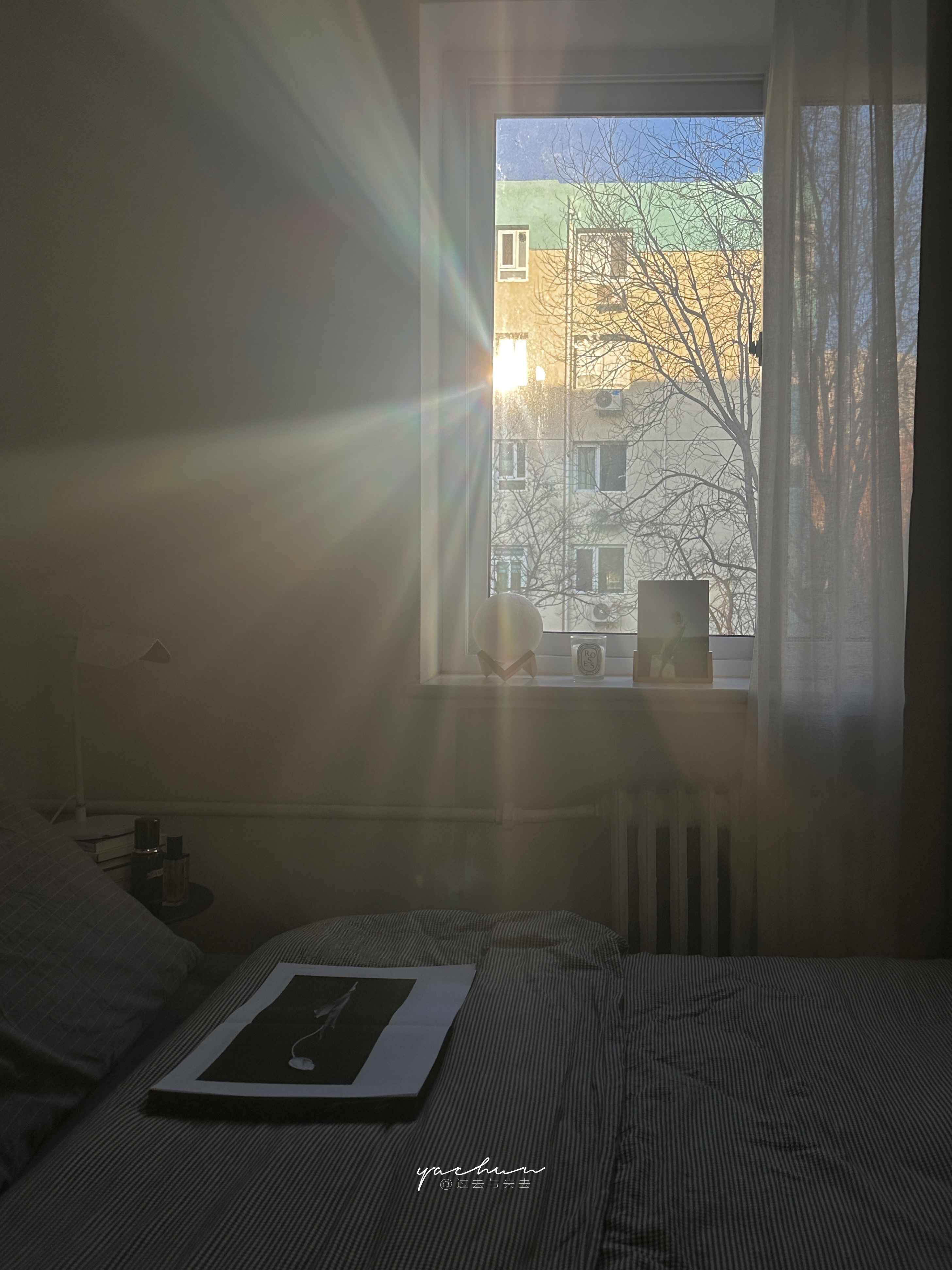 老房间的旧床实在是太好睡了。随便一个睡姿里，都重叠着以往时光里无数个我的同一姿态