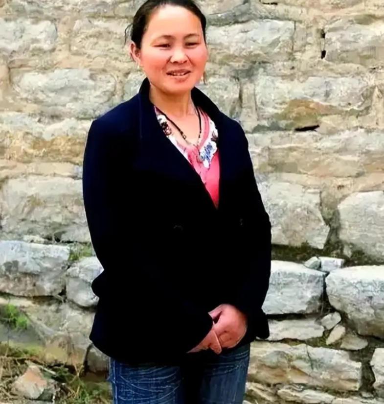 1994年，一名18岁的女孩被人贩子以2700元卖给了一位放羊人，洞房当晚，女孩