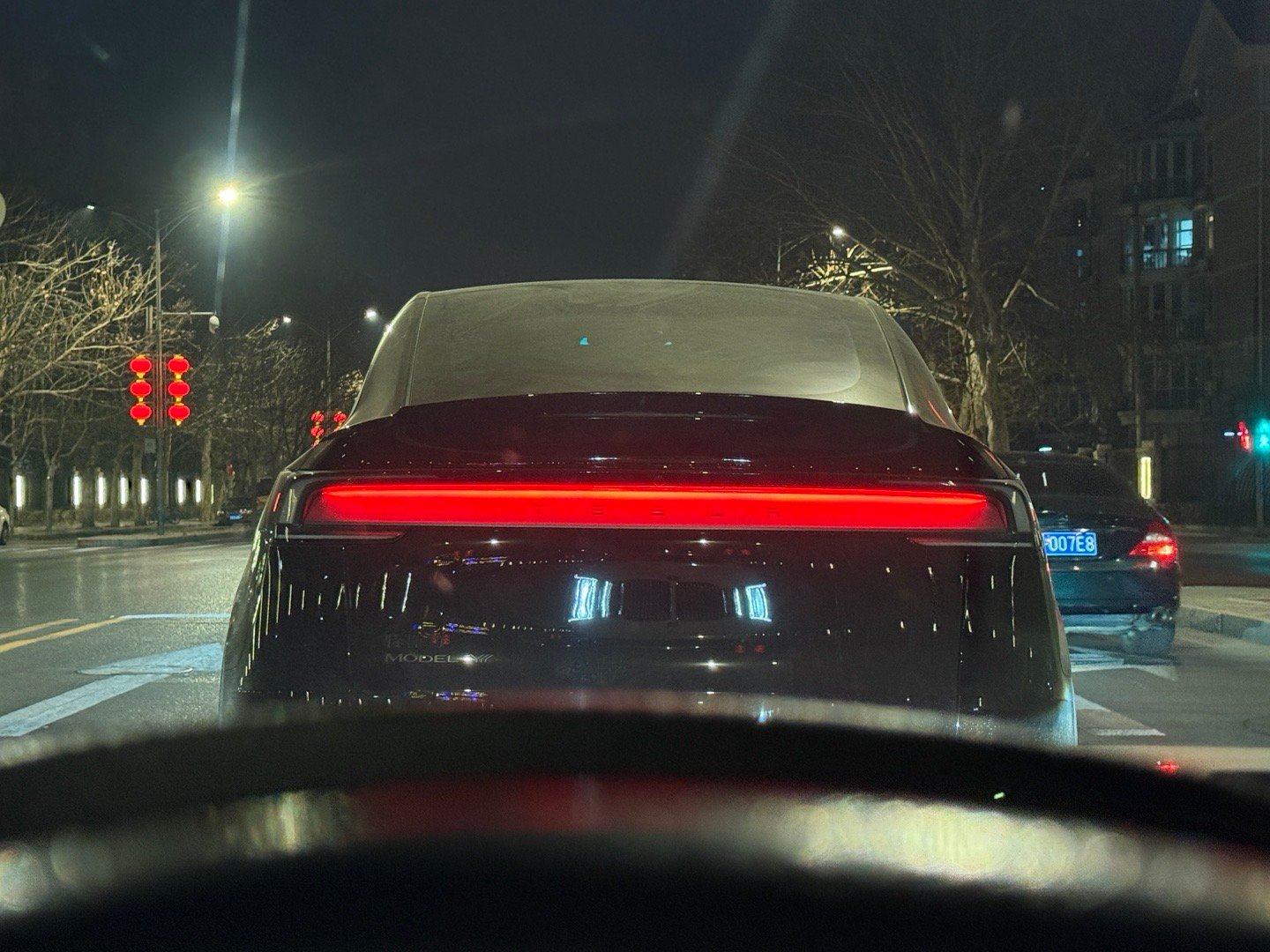 奇了怪了，特斯拉里外被国内研究了个遍，为啥新的漫反射尾灯没人抄呢？ 