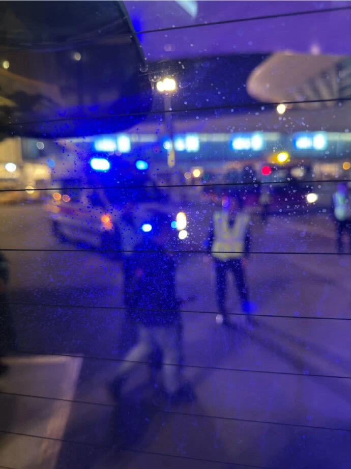 姐妹，飞机上打架可以，咬空姐不行啊！ 朋友们，谁能想到，坐个飞机还能偶遇“搏击俱