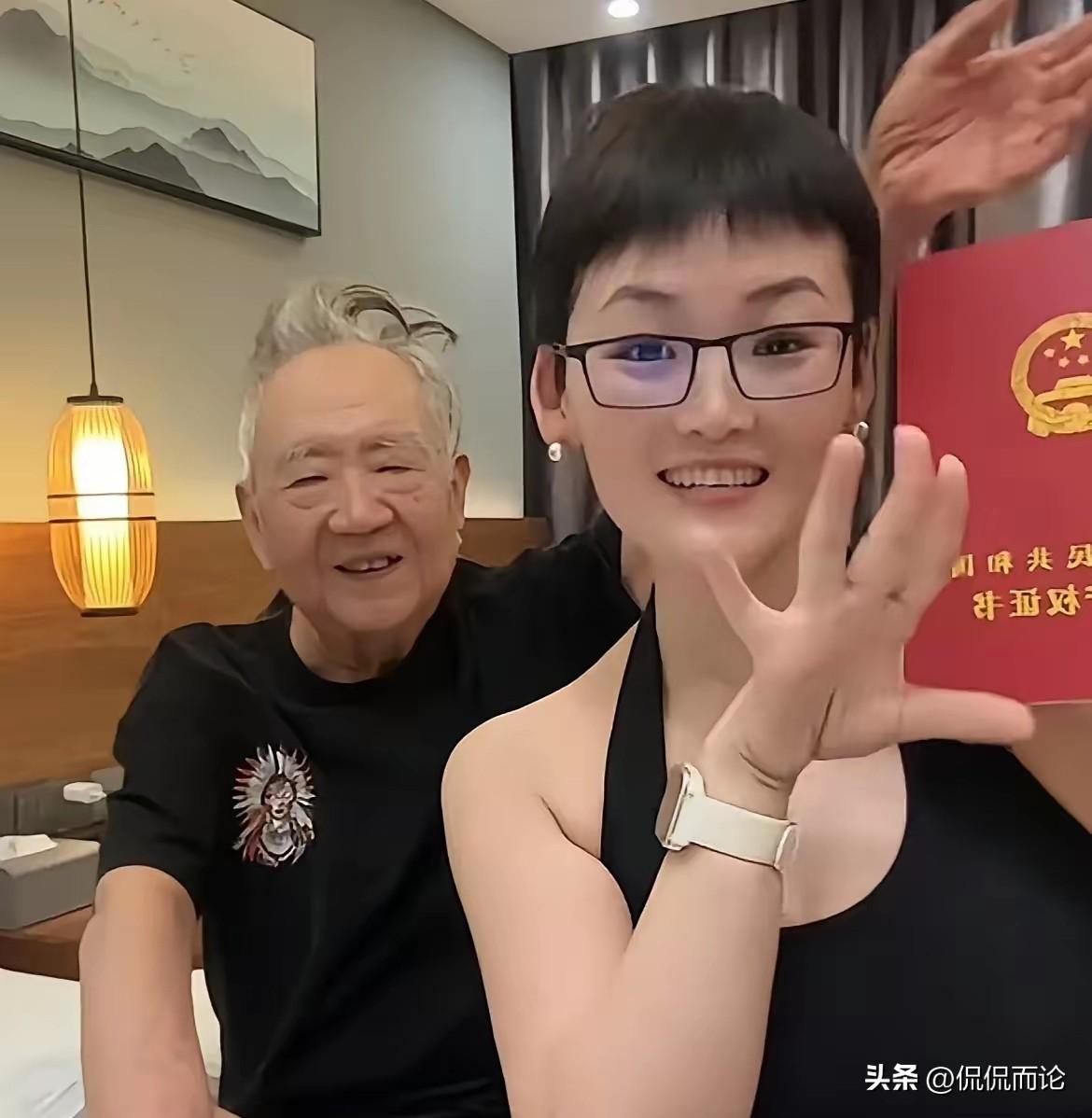 三喜拿出房产证，并晒出是全款买下的，后面的老头不是别人，是比三喜大38岁的老公张