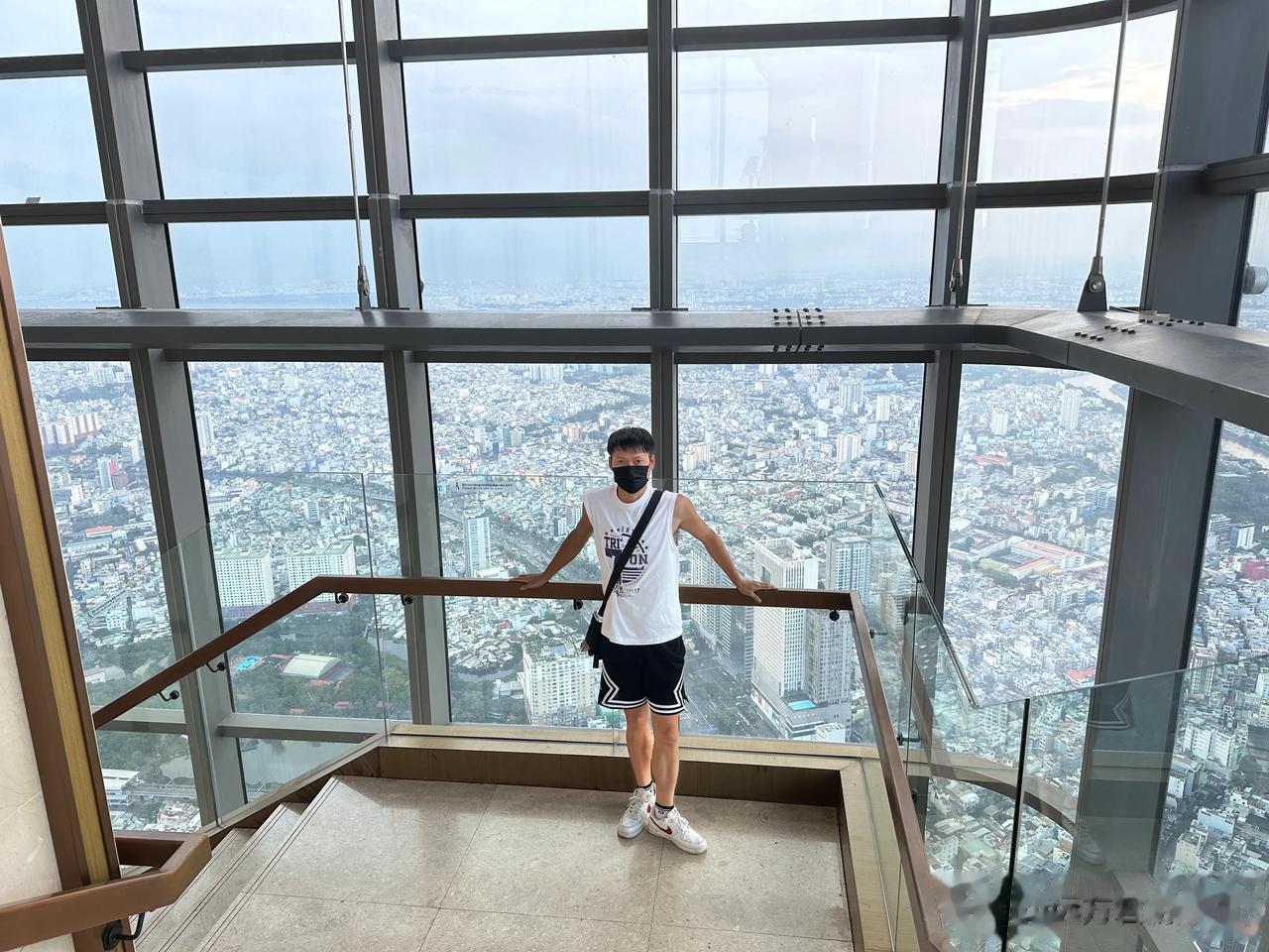 #越南# 胡志明市的81层楼是越南最高高楼，总高度460多米，楼的下面几层是大型