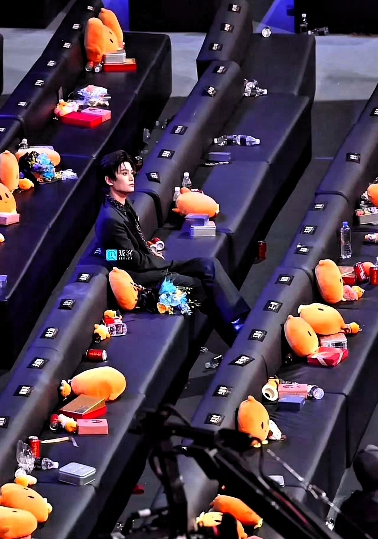 内娱怪事：一个人安安静静坐了5个小时，没玩手机，没提前走，最后却被骂“装”。
 