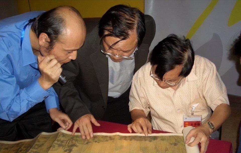 北京一男子为得到一本画册，不惜以北京的12套房产去换它，为此妻子哭着要离婚，就连