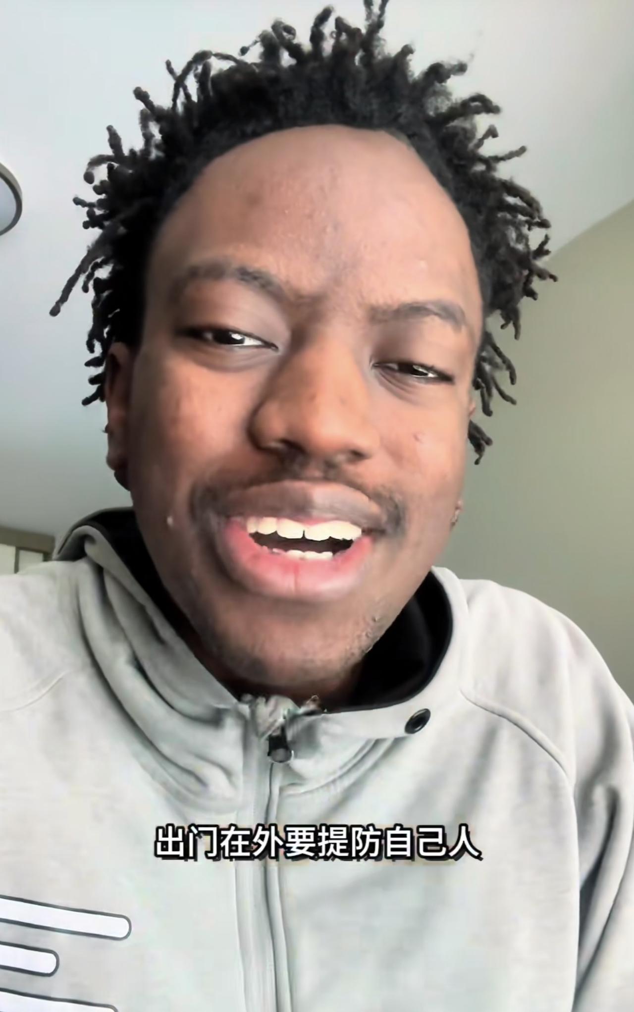 这位外国小哥一语道破了牢A跑回国的原因，

不是因为环境不好了，

也不是因为他