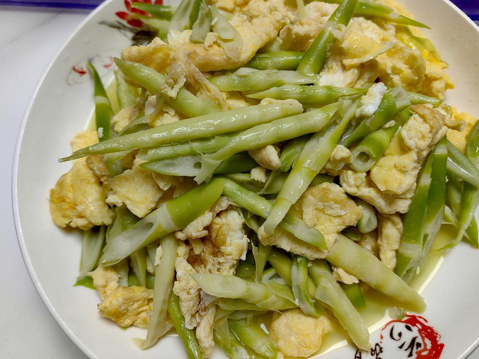 家常菜。野笋炒鸡蛋，炒韭菜，燕笋炖咸肉咸骨头，昨晚剩的咸菜炒野笋。
​野笋切丁炒