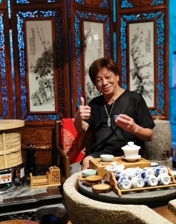 梁小龙离世，

其实有迹可循，

一位功夫传奇的晚年依然在银幕上奔波，未曾停歇。