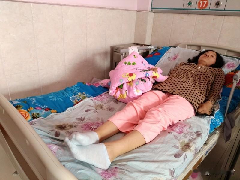 当疾病迫使女性面临子宫切除的抉择时，她们不仅承受着病痛的折磨，更在传统观念与现实