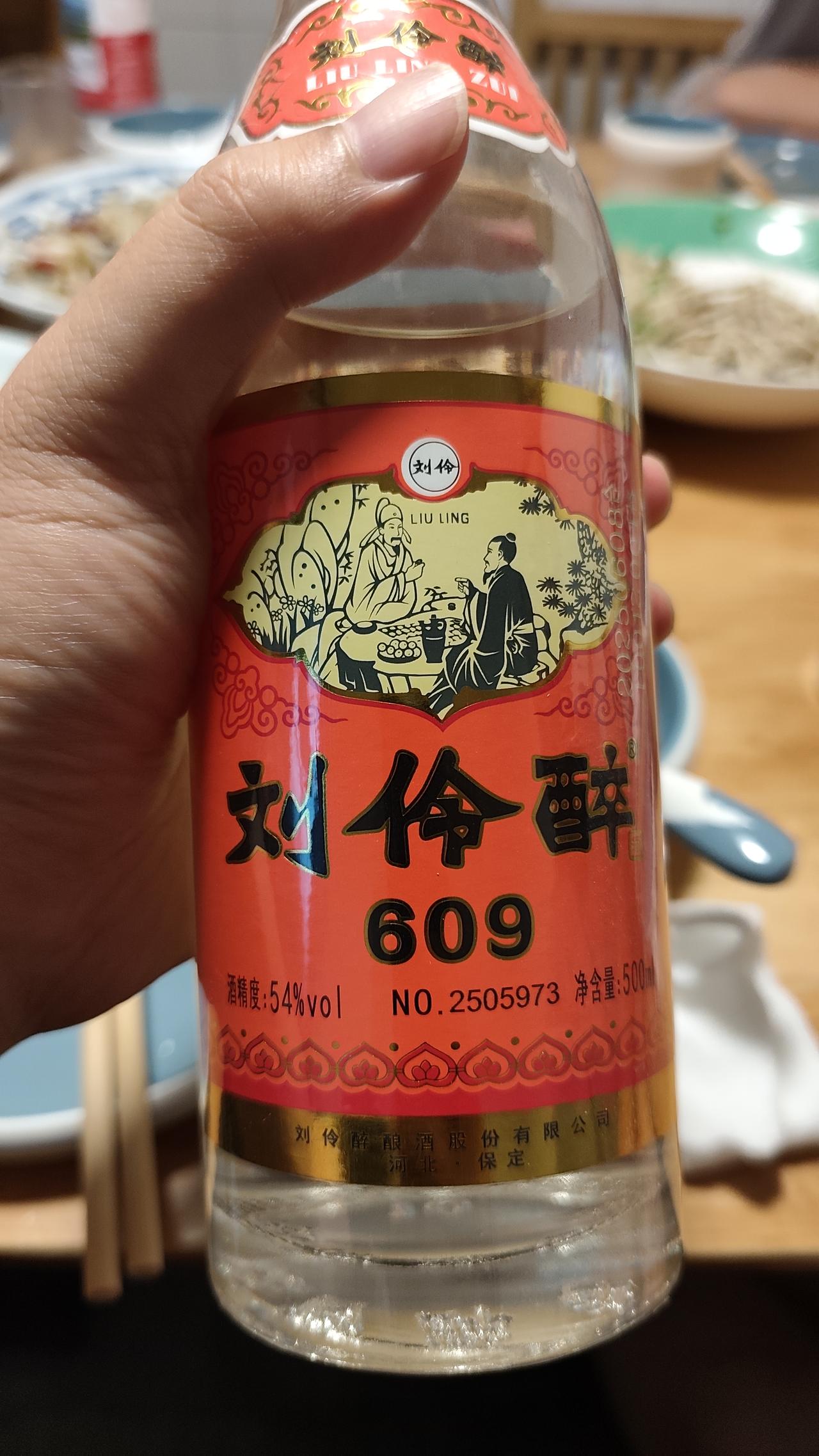 晚上小聚，朋友拿来两瓶酒，说让我喝点好的，我一看这包装这品牌，切！骗谁呢？！