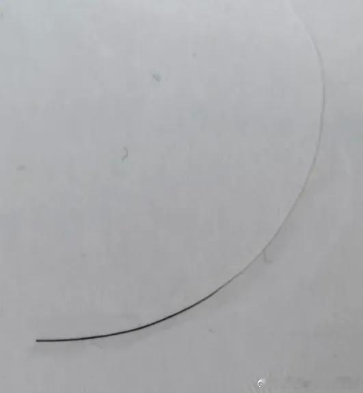 年轻人发现自己有一根奇葩的头发，半截黑半截白，这是怎么回事？[并不简单]除了年龄