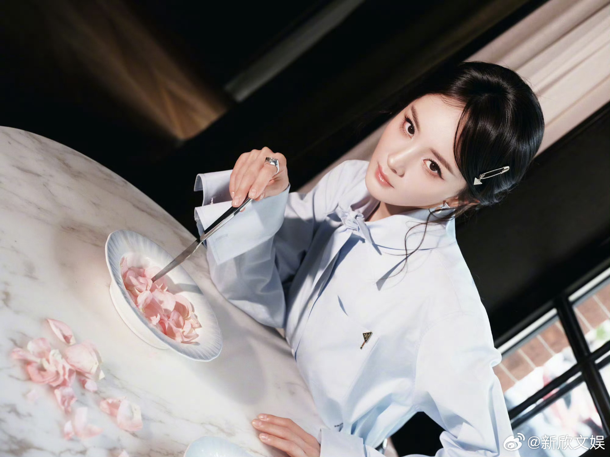 杨幂prada新妆造杨幂曲别针发夹杨幂Prada新妆造有，曲别针发夹可爱不错 