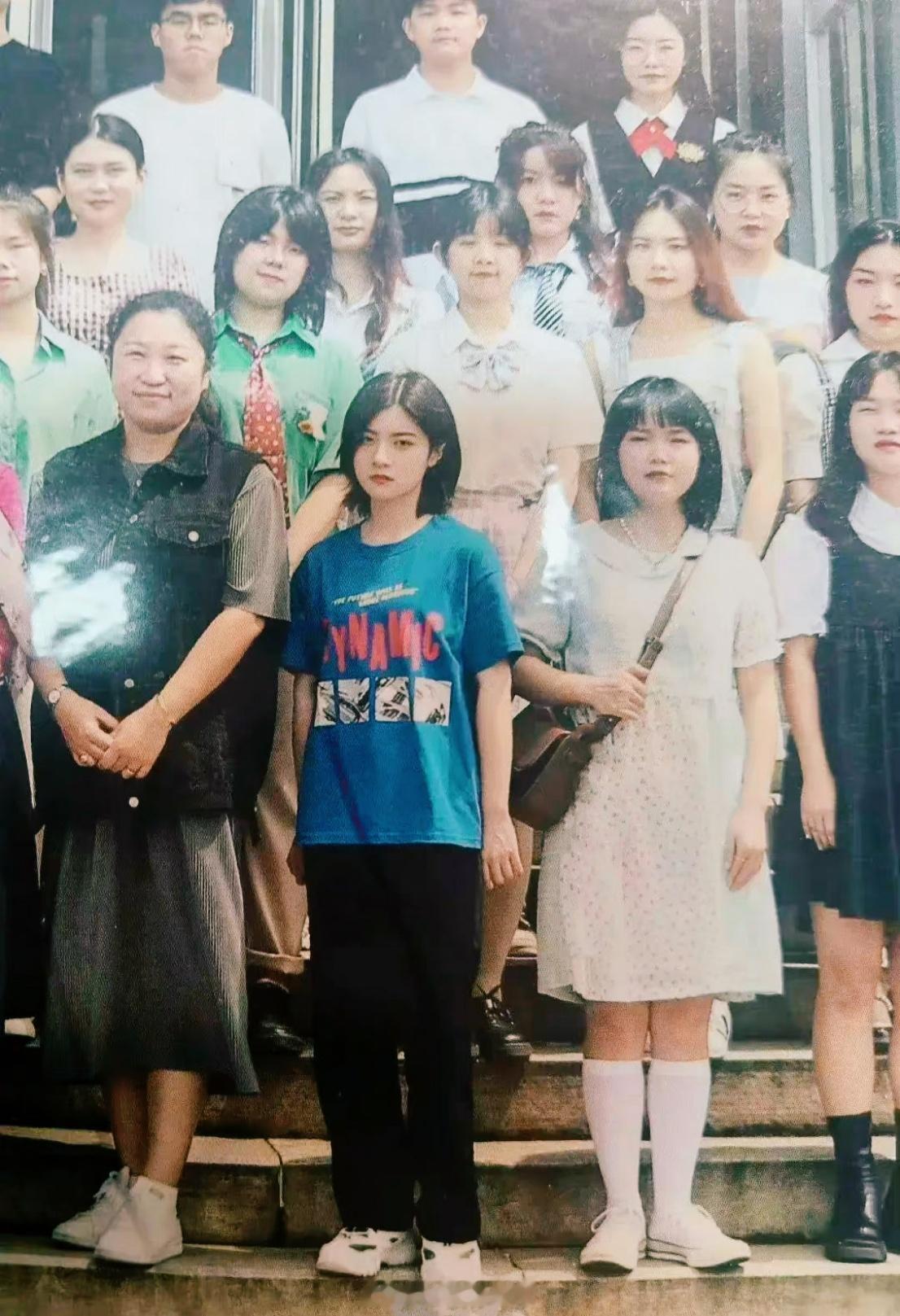 2012年，湖北。鄂东某县的中专毕业照。一双桀骜不驯的眼睛，不知姑娘如今在干嘛？