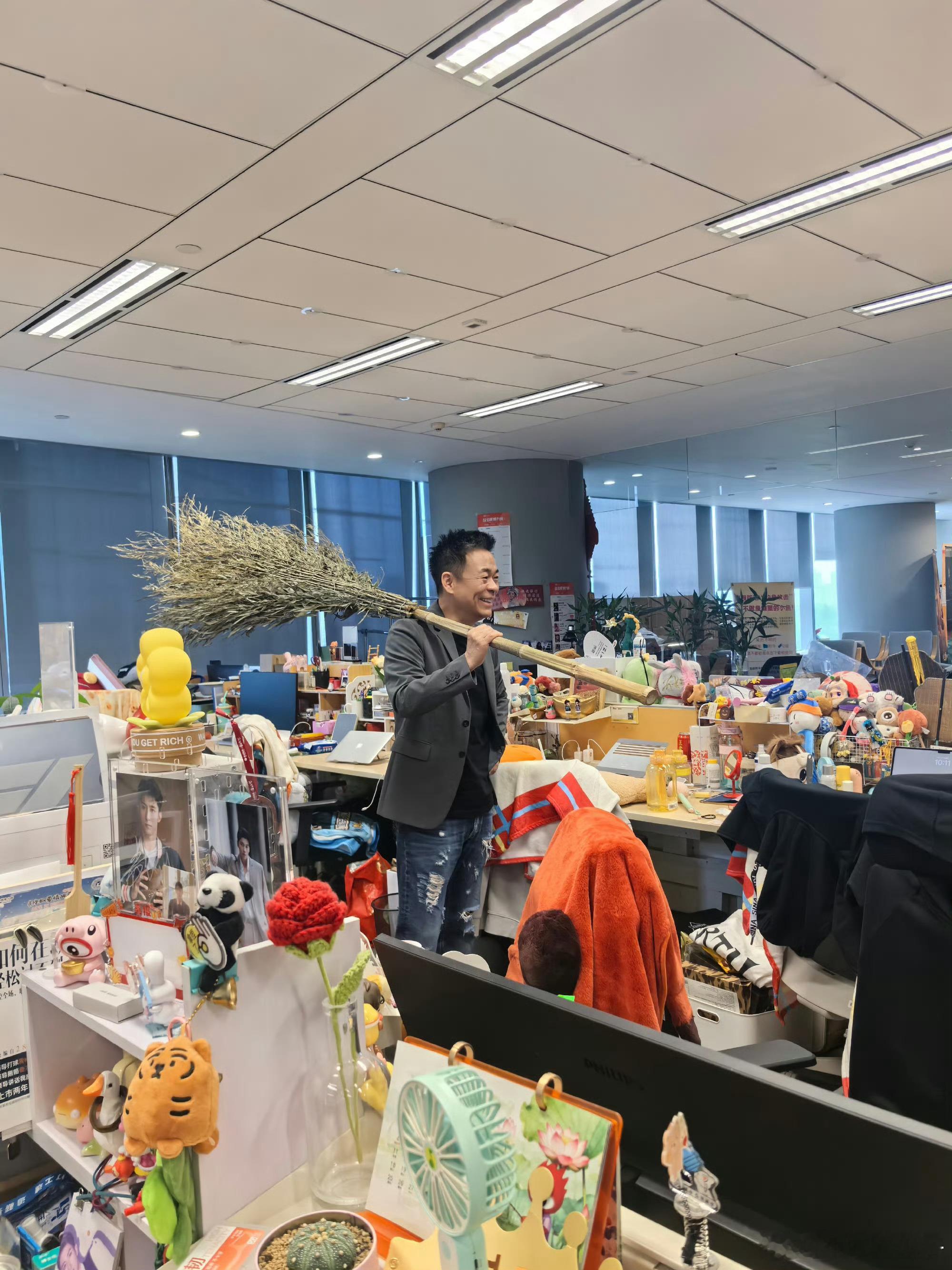 孙浩扫地僧真拿扫帚来扫楼了老师怎么这么可爱啊！！！好潮流