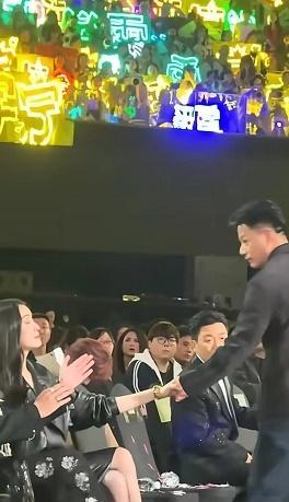 在娱乐圈，段奕宏与王宝强之间的信任堪称典范。一次休息时，他直接将手机递给正在喝水