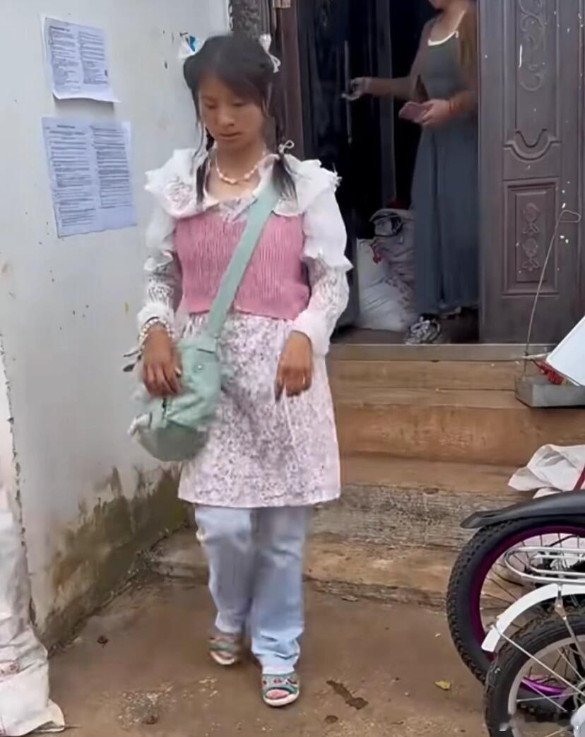 小英的穿搭有种精神失常的感觉，已经年薪百万了 还装疯卖傻演给我们看 真不容易。用