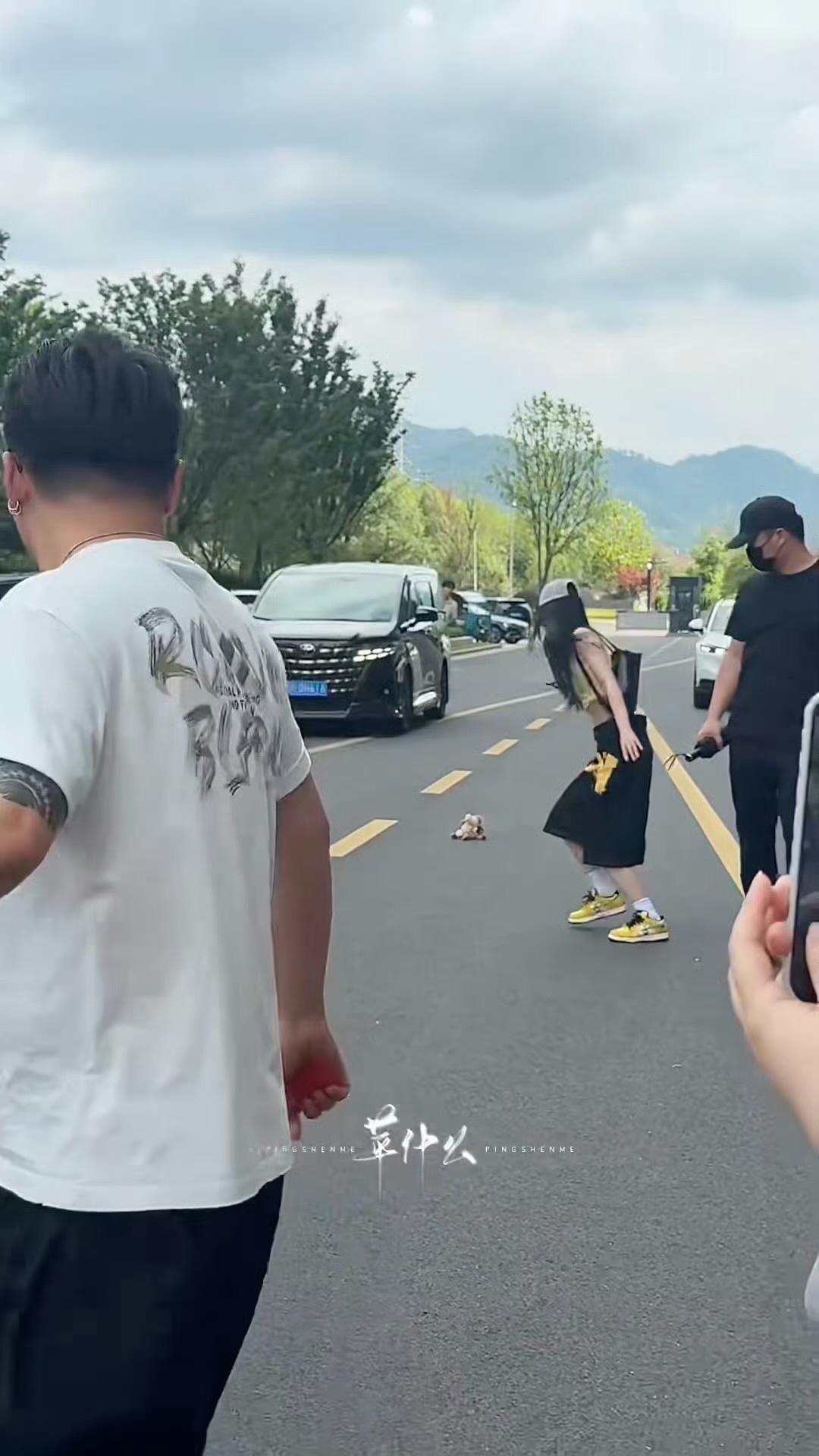 此女太萌啦 走一半 摸摸裤兜 结果发现娃娃掉了 屁颠屁颠跑回去捡啊啊 