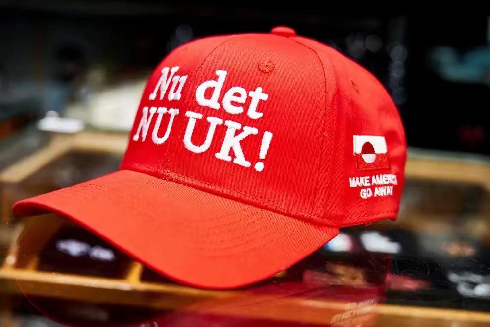  恶搞特朗普“MAGA”口号的红色棒球帽大卖：恶搞特朗普“MAGA”口号的红色棒