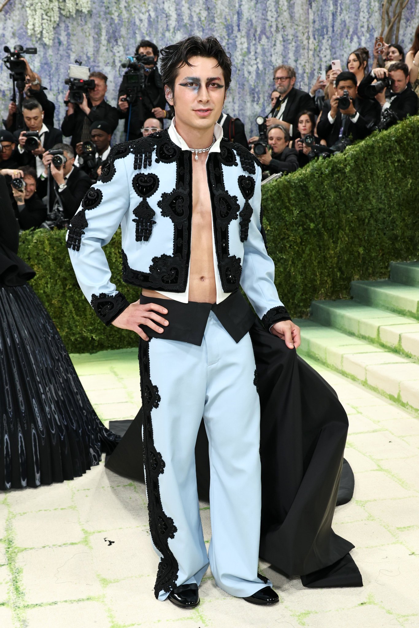 《巅峰对决》男星Hudson Williams 2026MetGala红毯首秀造