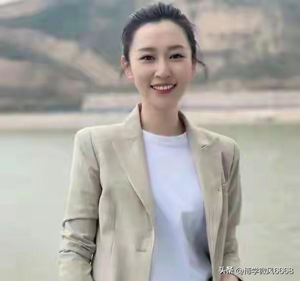 央视主持人王音棋在工作之余穿上休闲装也是蛮漂亮的，保养得太好了，气质优雅干练，尤