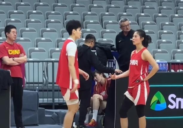 【中国女篮世预赛前最后训练！李月汝中投稳如山，杨舒予苦练三分求突破】

中国女篮