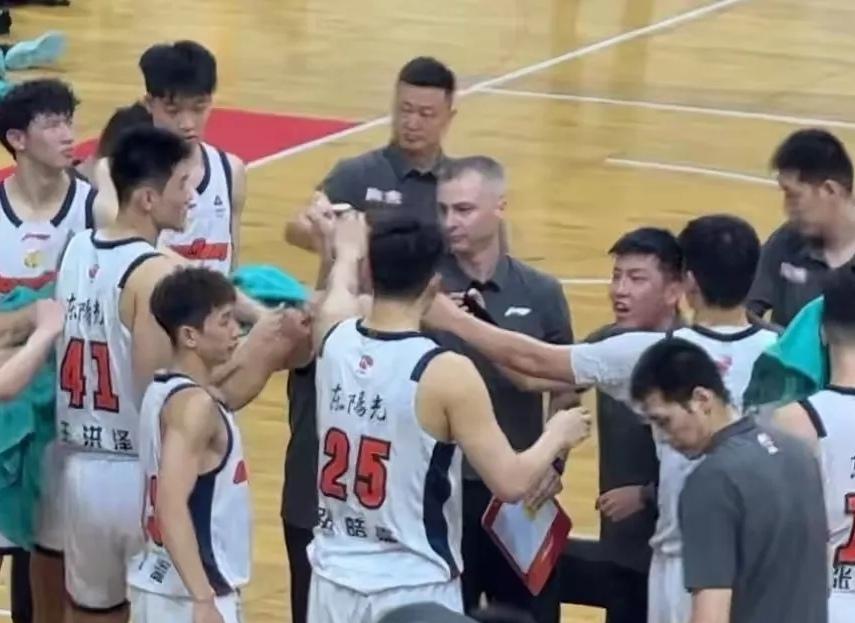 过往轮换弊病显现！固化用人，曾困住广东年轻力量
 
看过广东宏远前两个赛季比赛的