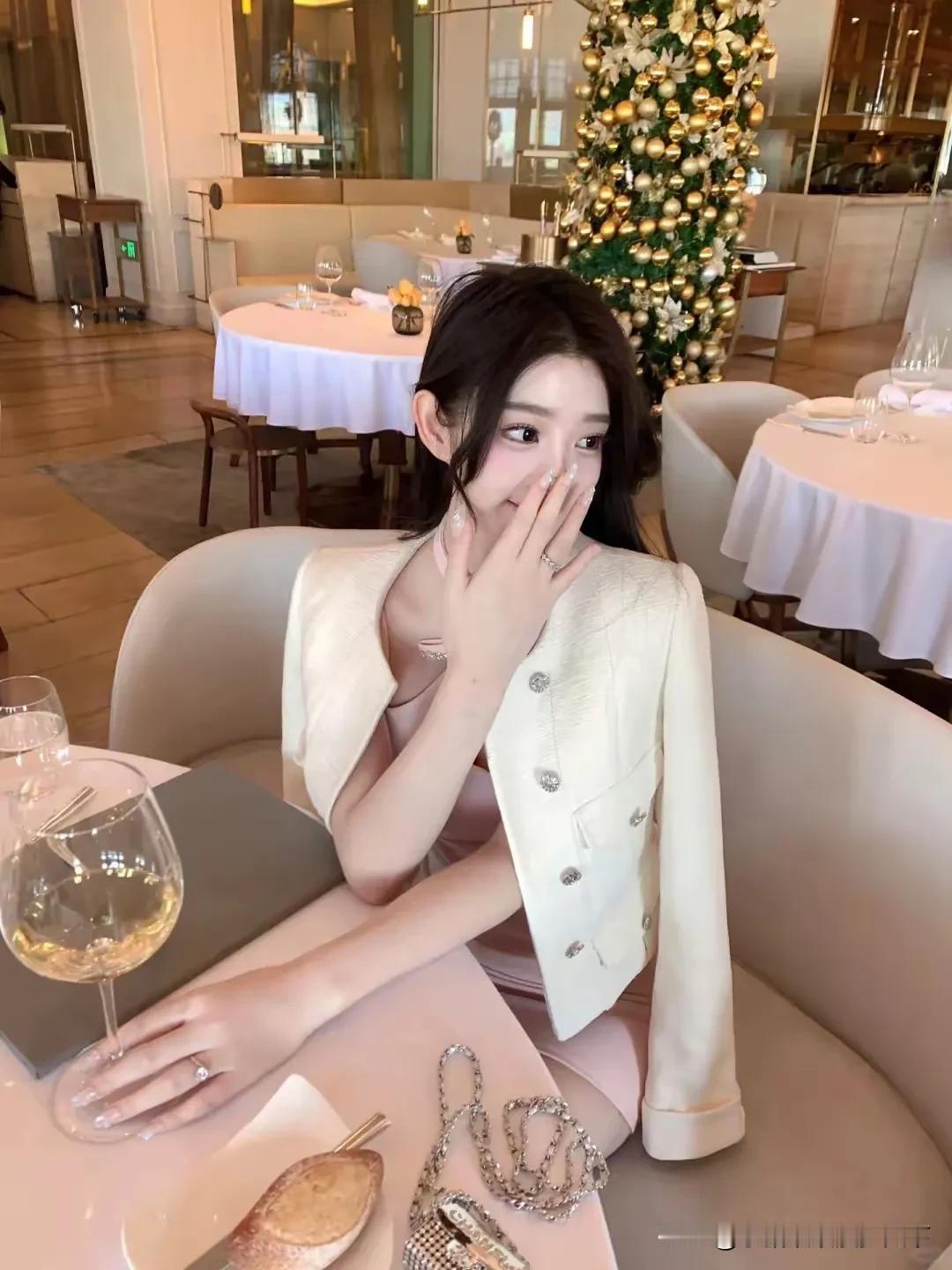 #假名媛拼单事件# #朋友圈出现假名媛会有啥体验?# 
月薪四千，却要花三千多去